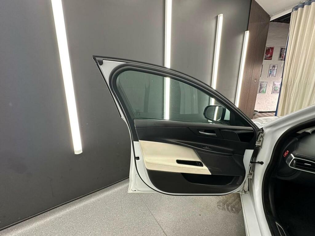 Jaguar XE Saloon Silver #18