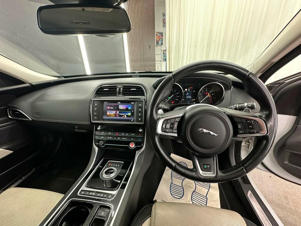 Jaguar XE Saloon Silver #32