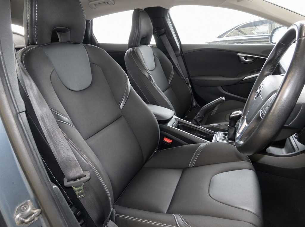 Volvo V40 T3 Inscription Red #7