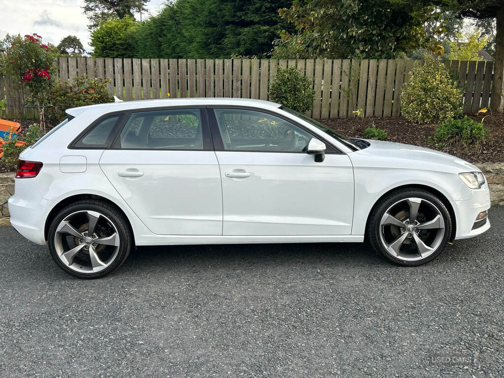 Audi A3 1.6 Tdi Se White #2