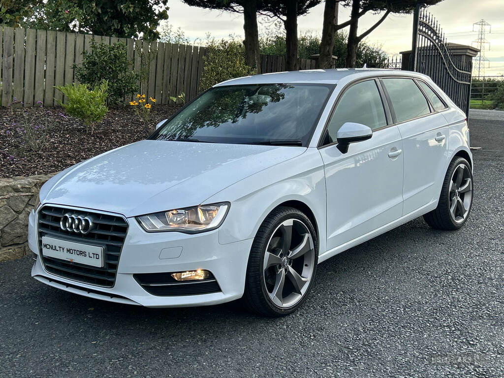 Audi A3 1.6 Tdi Se White #4
