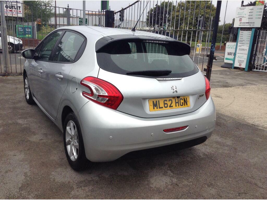 Peugeot 208 Active Red #4