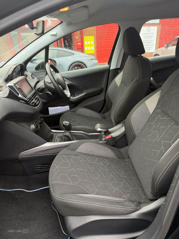 Peugeot 2008 1.2 Puretech Active Black #5