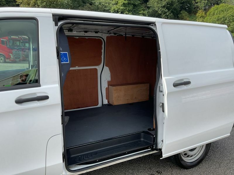 Mercedes-Benz eVito 116 E Progressive White #16