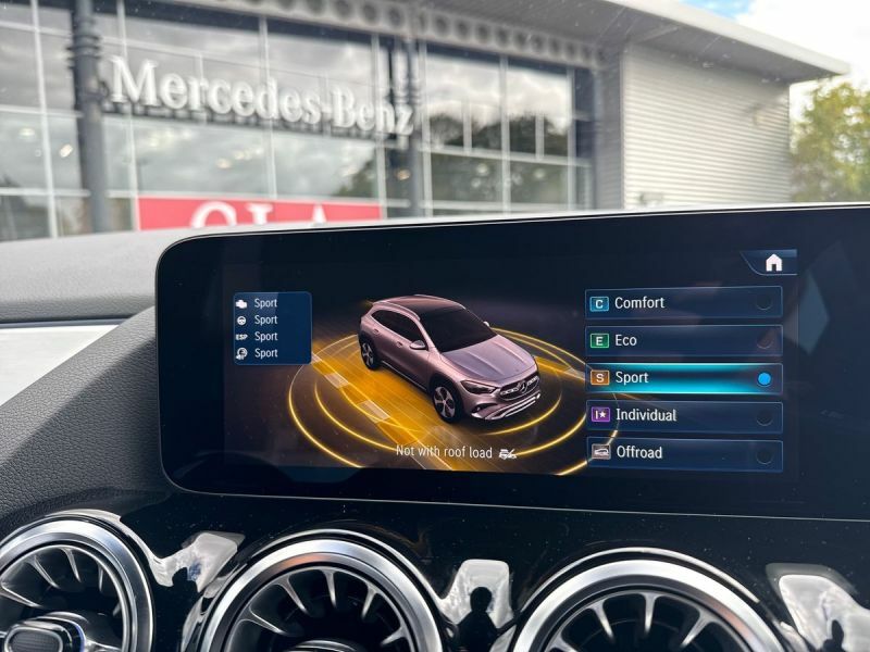Mercedes-Benz GLA Class 200D Amg Line Executive Black #40