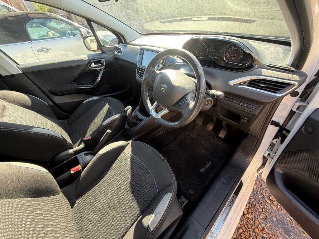 Peugeot 208 1.4 Hdi Style Euro 5 White #2