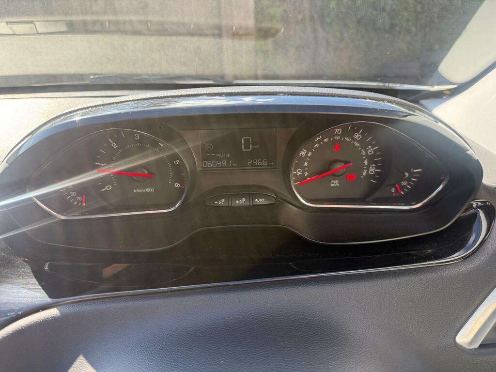Peugeot 208 1.4 Hdi Style Euro 5 White #4