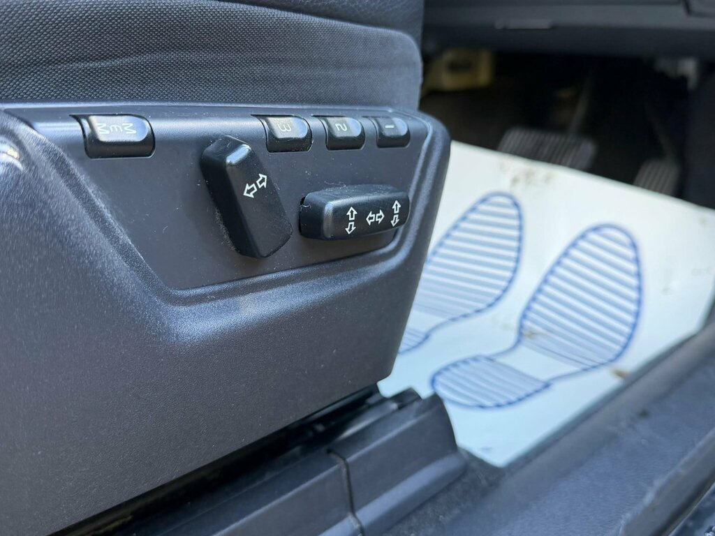 Volvo XC90 2.4L Se Lux Silver #28