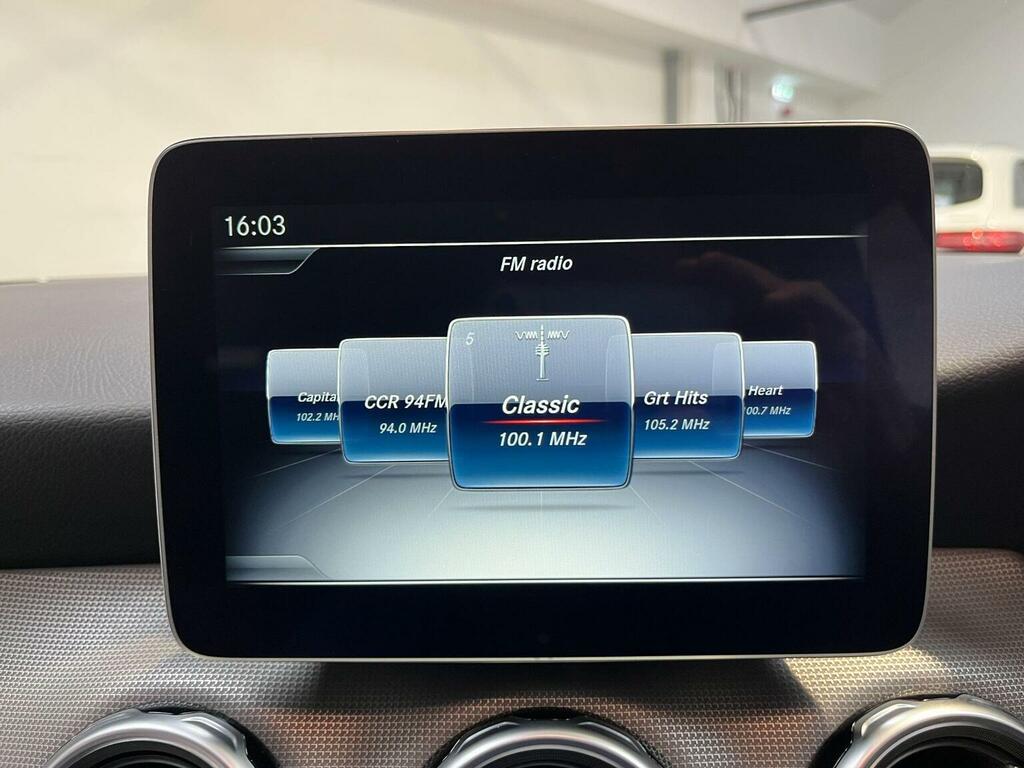 Mercedes-Benz GLA Class Gla 180 Urban Edition Black #17