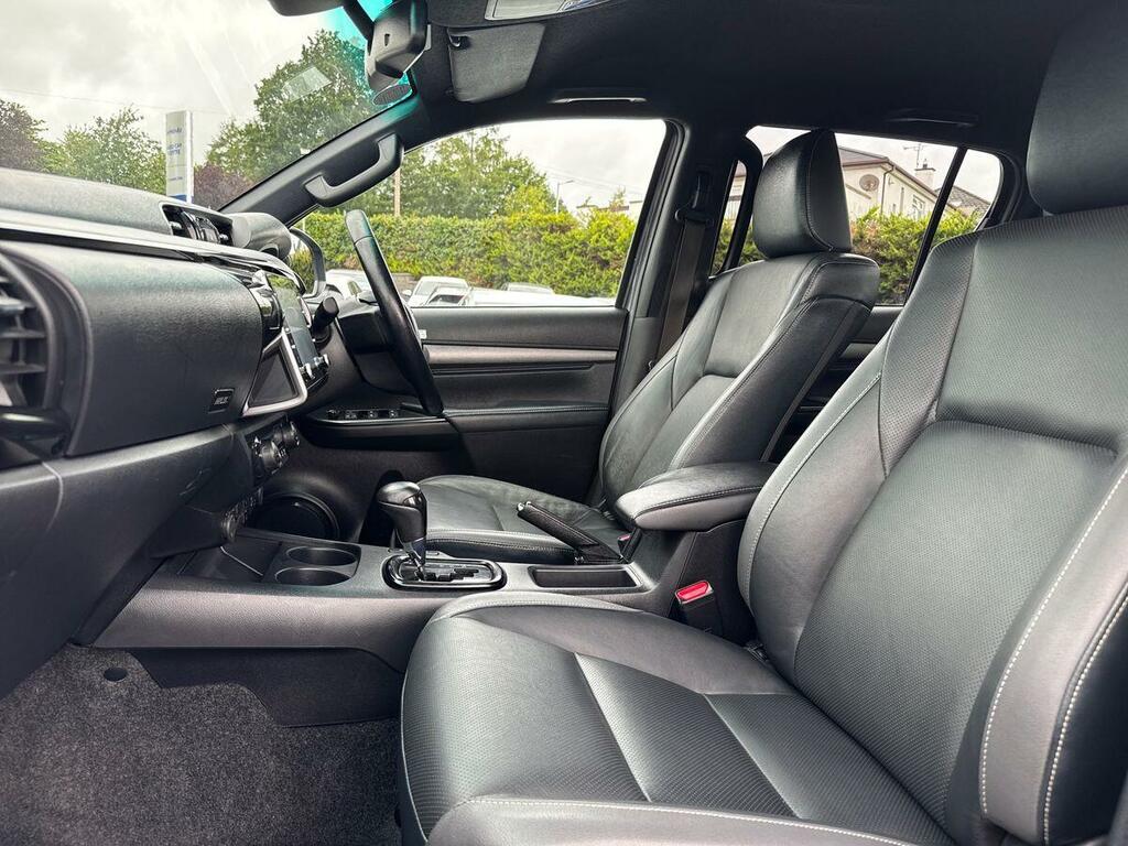 Toyota HILUX Invincible X Dcab Pick Up 2.8 D-4d Grey #2