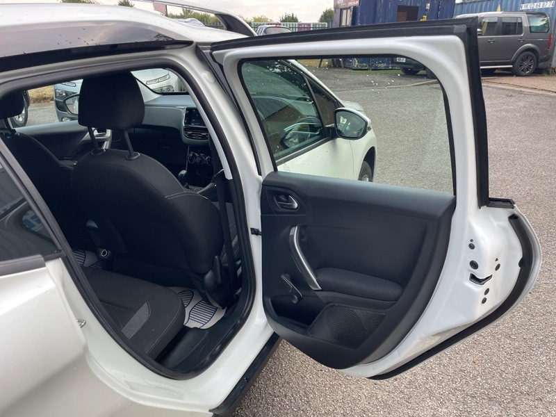 Peugeot 2008 Puretech Active Black #44