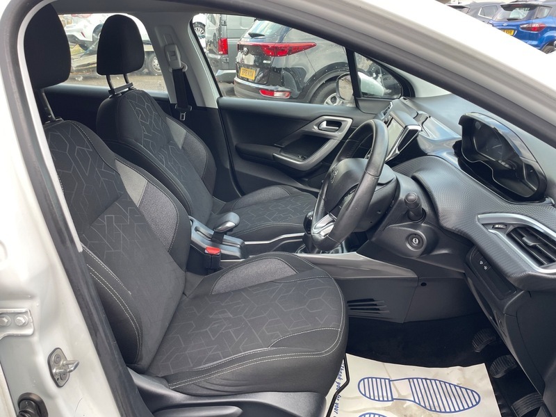 Peugeot 2008 Puretech Active Black #17