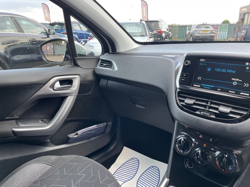 Peugeot 2008 Puretech Active Black #28