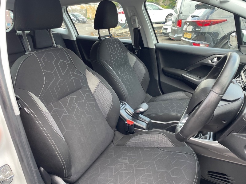 Peugeot 2008 Puretech Active Black #18