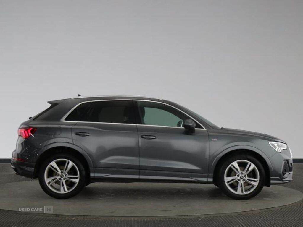 Audi Q3 35 Tfsi S Line S Tronic Black #2