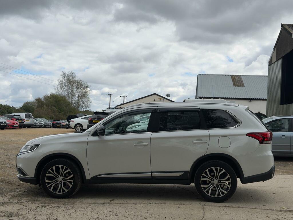 Mitsubishi Outlander Juro White #6