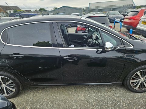 Peugeot 208 Puretech Active White #3