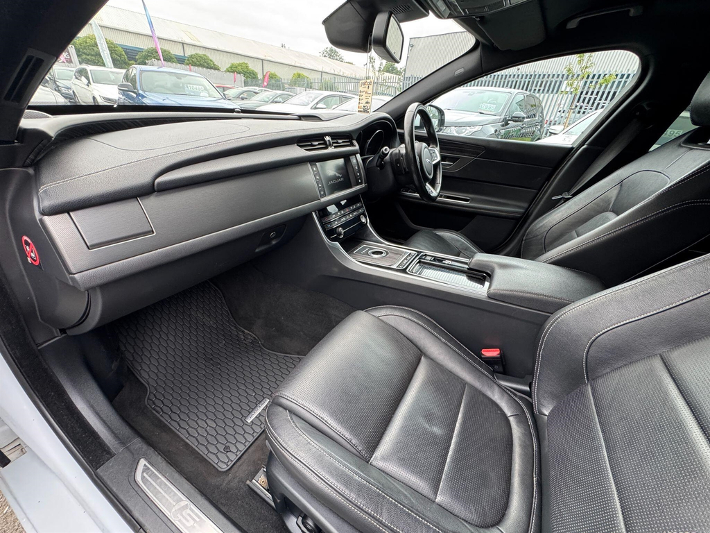 Jaguar XF Automatic White #29