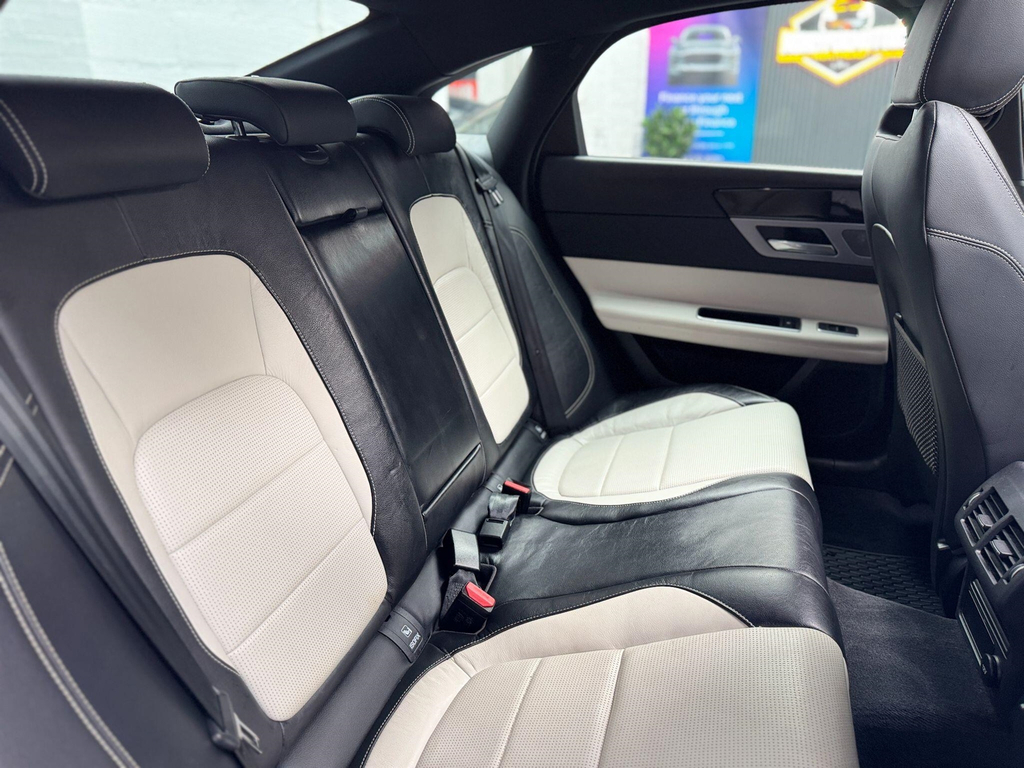 Jaguar XF 2.0D 180 Prestige Black #18