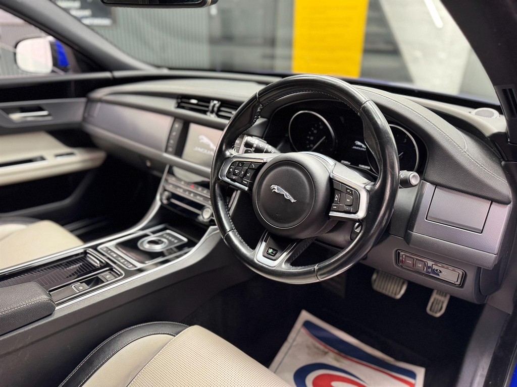 Jaguar XF 2.0D 180 Prestige Black #13