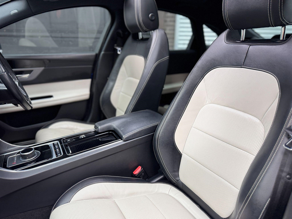 Jaguar XF 2.0D 180 Prestige Black #37
