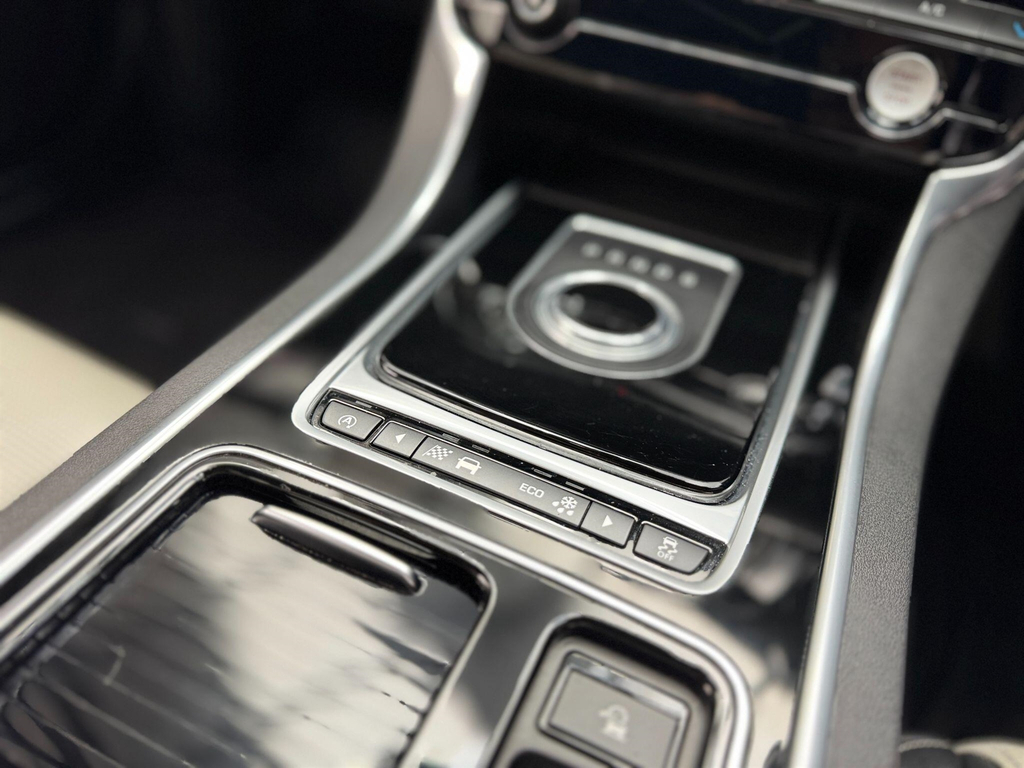 Jaguar XF 2.0D 180 Prestige Black #22