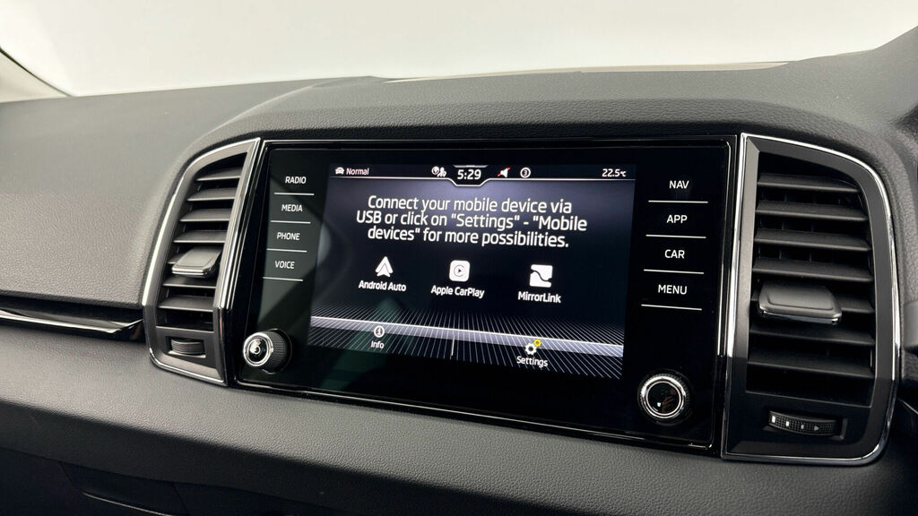 Skoda Karoq Suv White #16