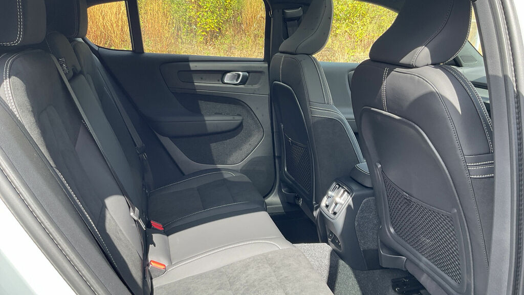 Volvo EC40 Twin Motor Performance Black Edition Ultra Black #9