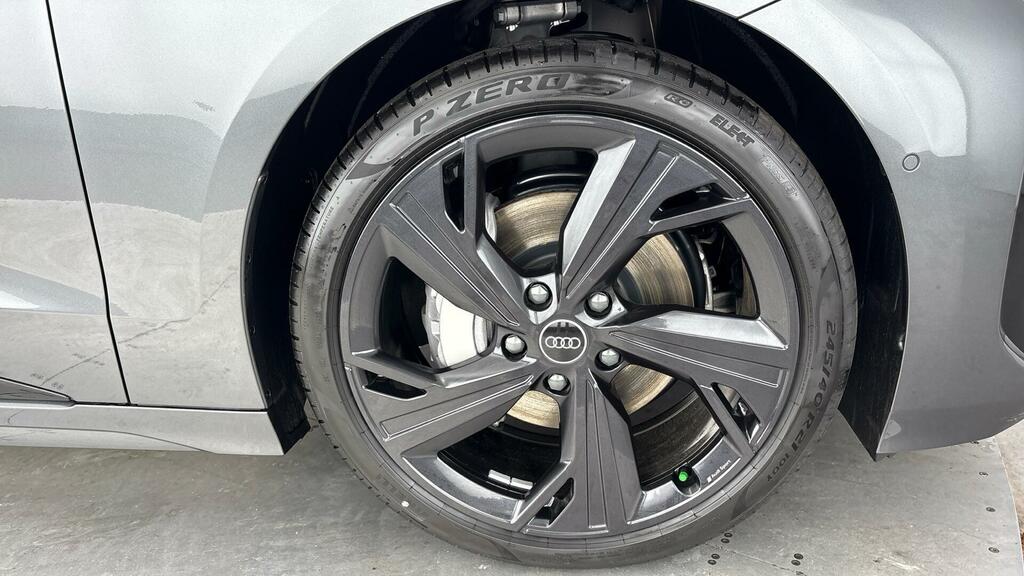 Audi A6 E-tron Avant 100Kwh Performance Black Edition 5-Door Grey #4