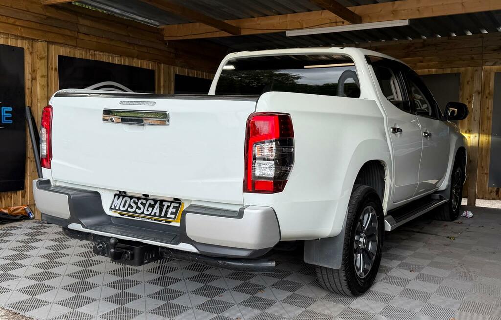Mitsubishi L200 Black #10