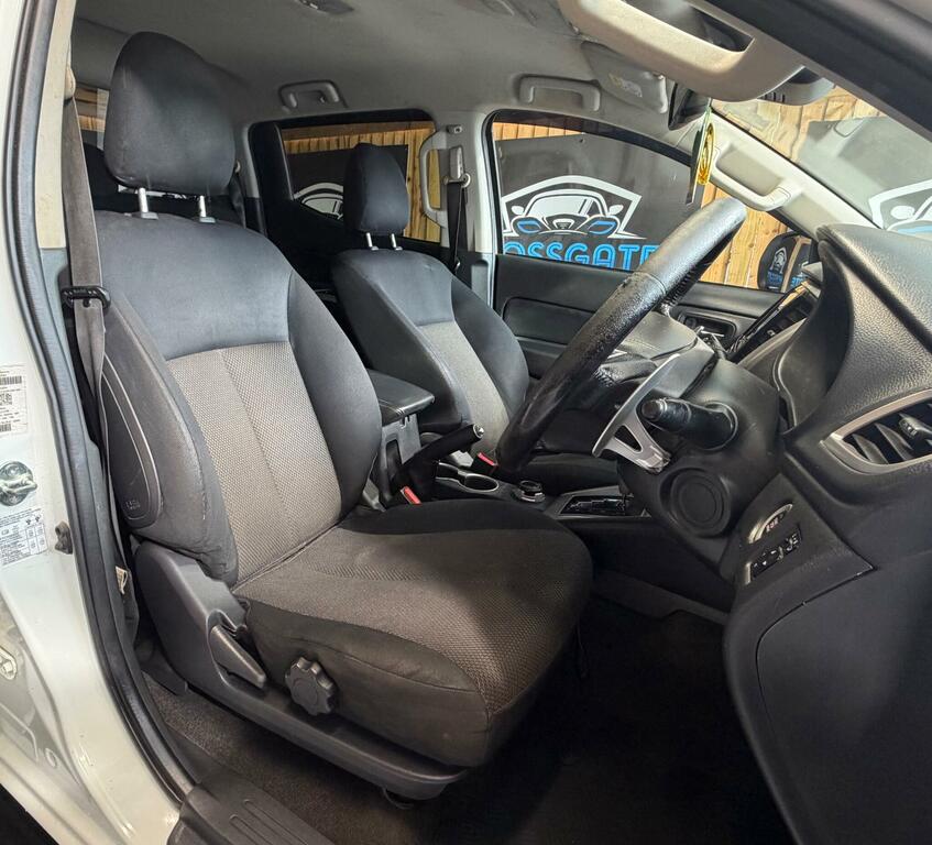 Mitsubishi L200 Black #15