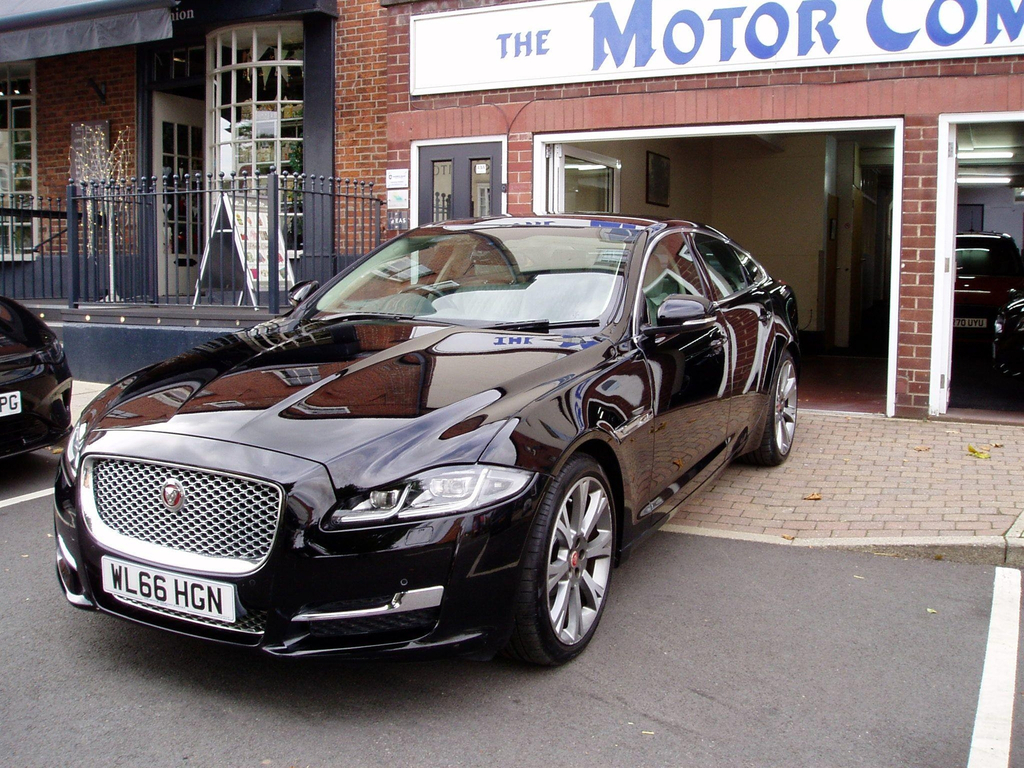 Jaguar XJ Black #30