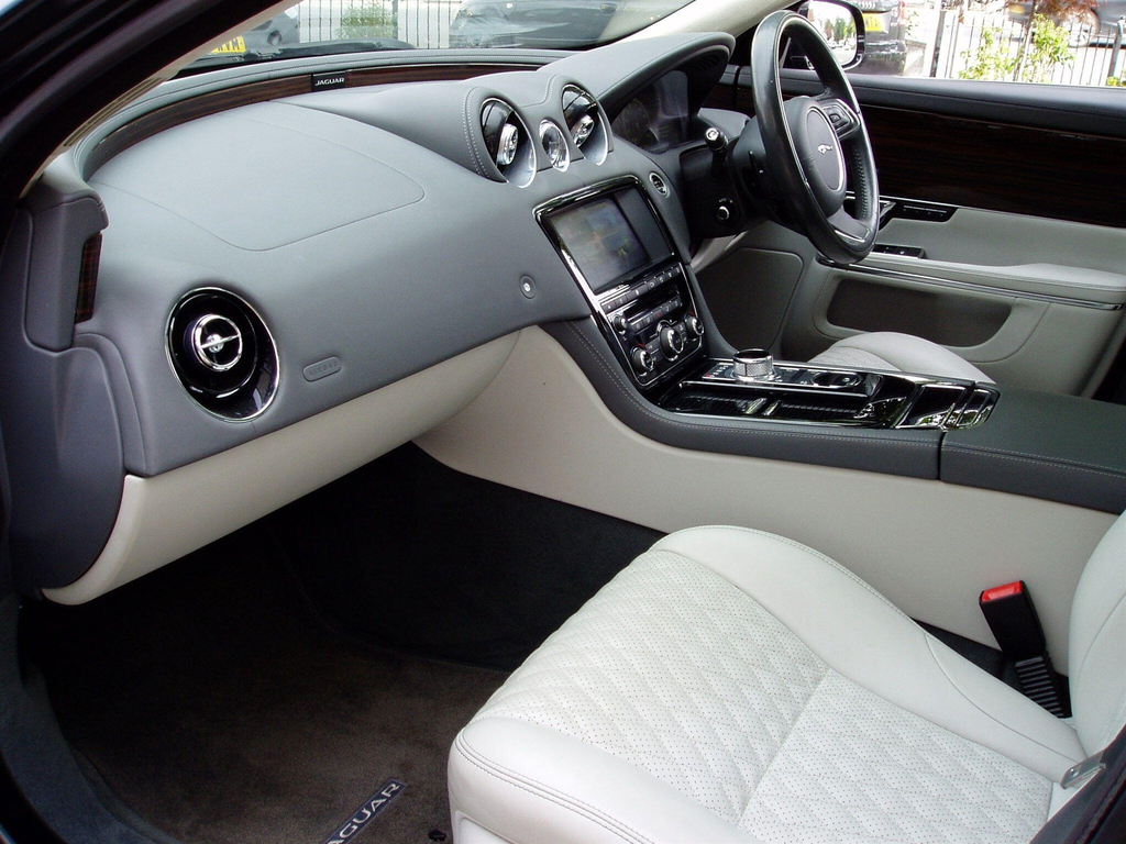 Jaguar XJ Black #20