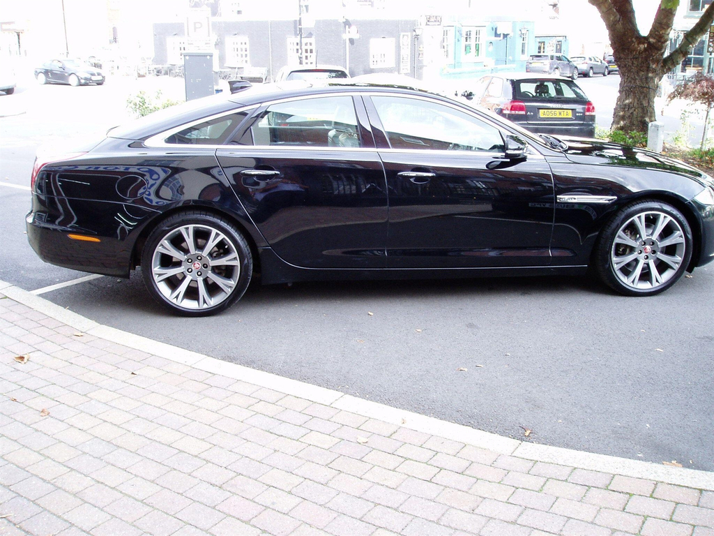 Jaguar XJ Black #32