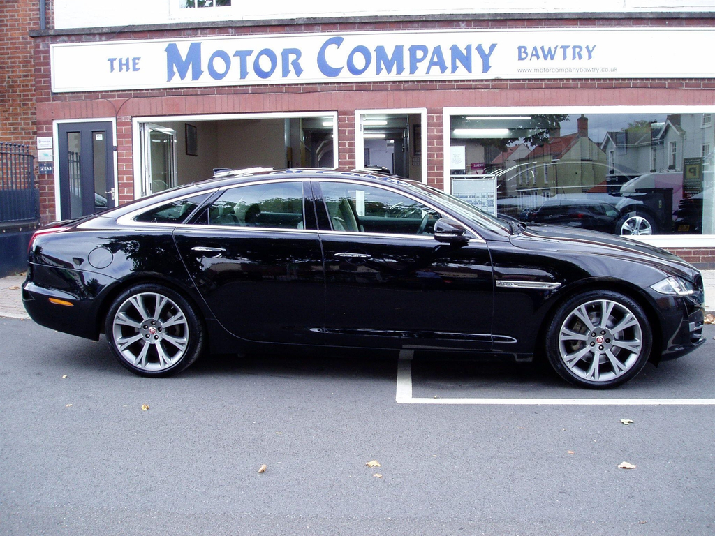 Jaguar XJ Black #9