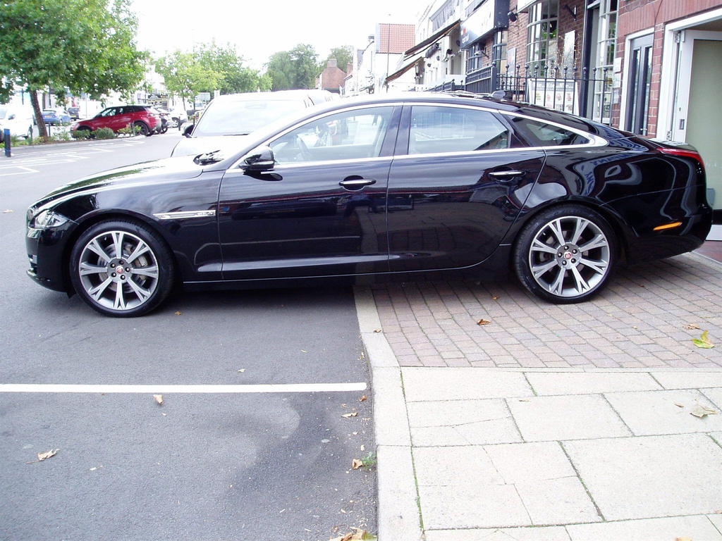 Jaguar XJ Black #31