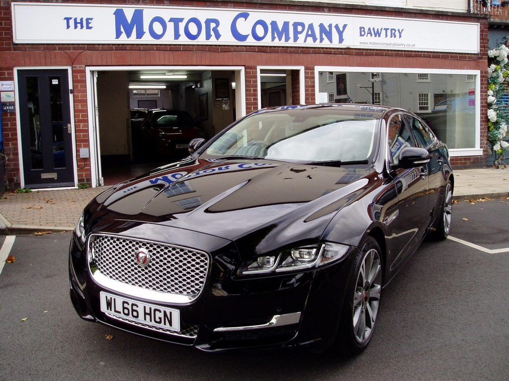 Jaguar XJ Black #37