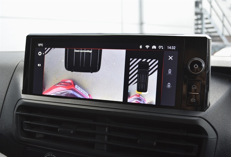 Vauxhall Vivaro Dynamic White #17