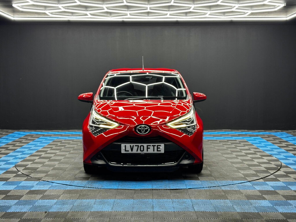 Toyota Aygo 1.0 Vvt-i X-play Euro 6 Safety Sense Red #2