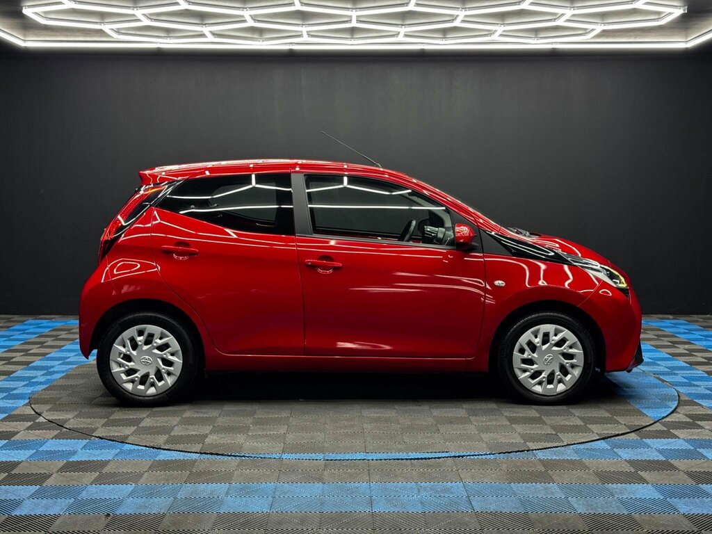 Toyota Aygo 1.0 Vvt-i X-play Euro 6 Safety Sense Red #4