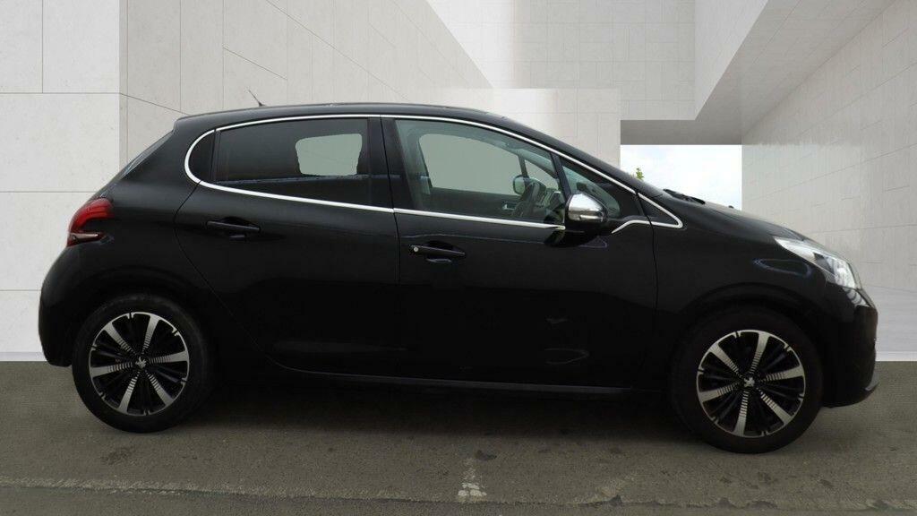 Peugeot 208 1.2 Puretech Allure Premium Euro 6 Black #4