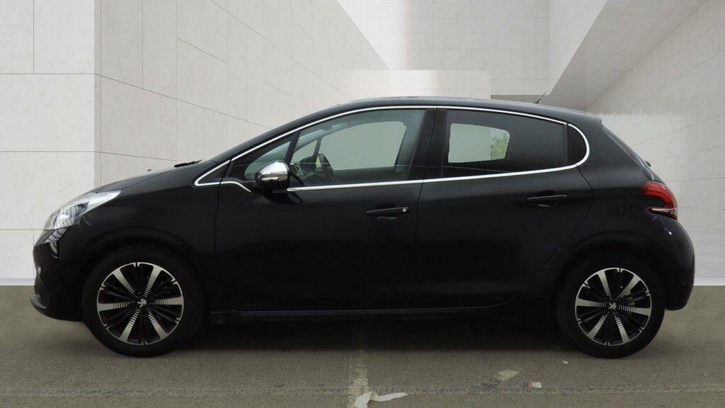 Peugeot 208 1.2 Puretech Allure Premium Euro 6 Black #5