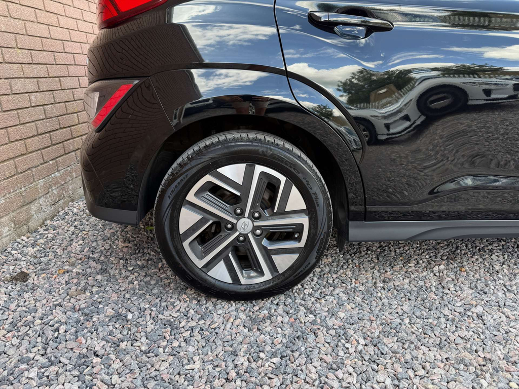 Hyundai Kona Hatchback Red #32
