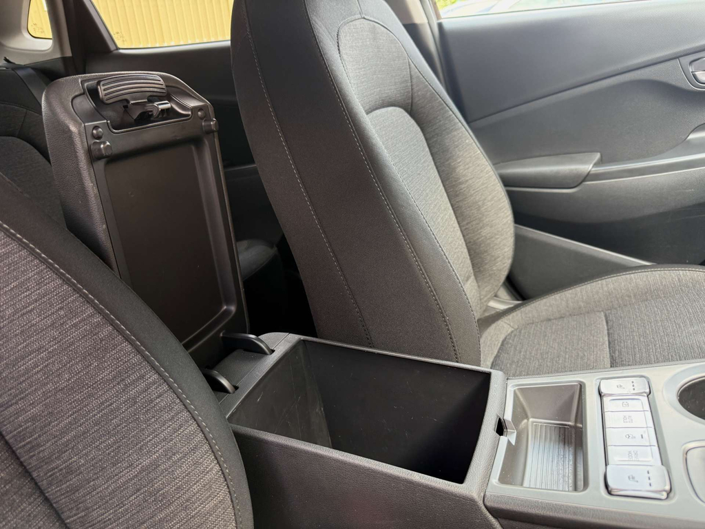 Hyundai Kona Hatchback Red #80