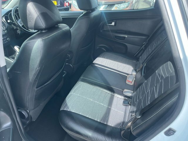 Kia Venga 3 Mpv White #2