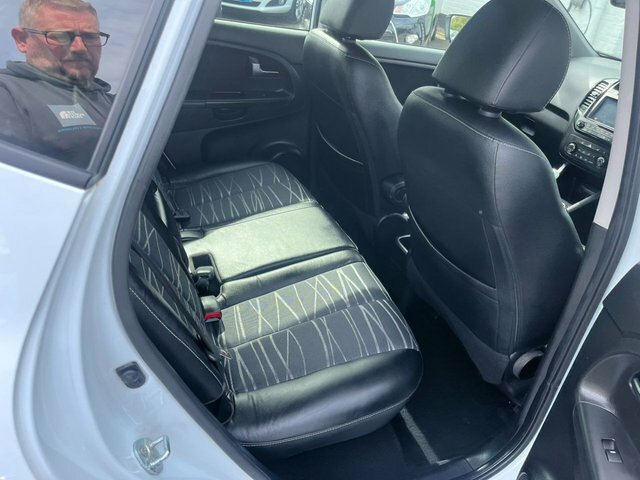 Kia Venga 3 Mpv White #3