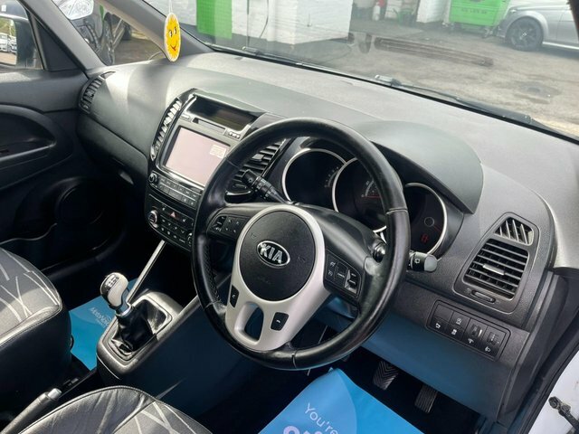 Kia Venga 3 Mpv White #5