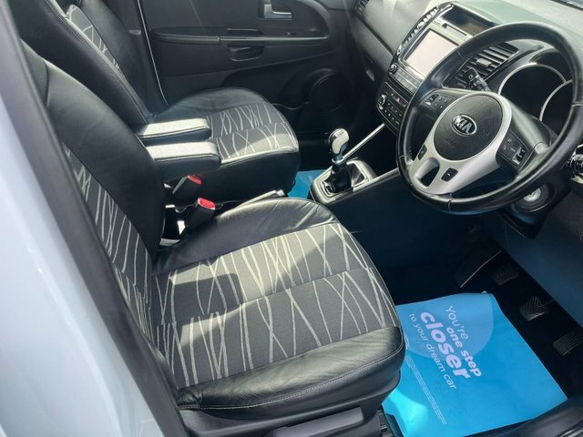 Kia Venga 3 Mpv White #4