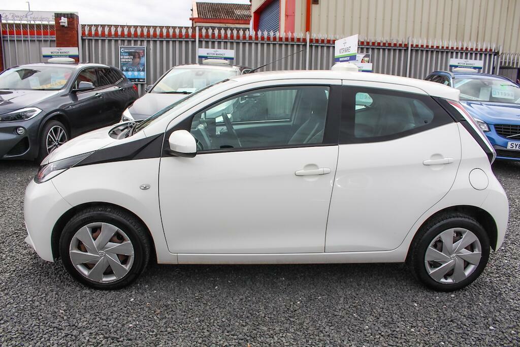 Toyota Aygo X X-play White #4