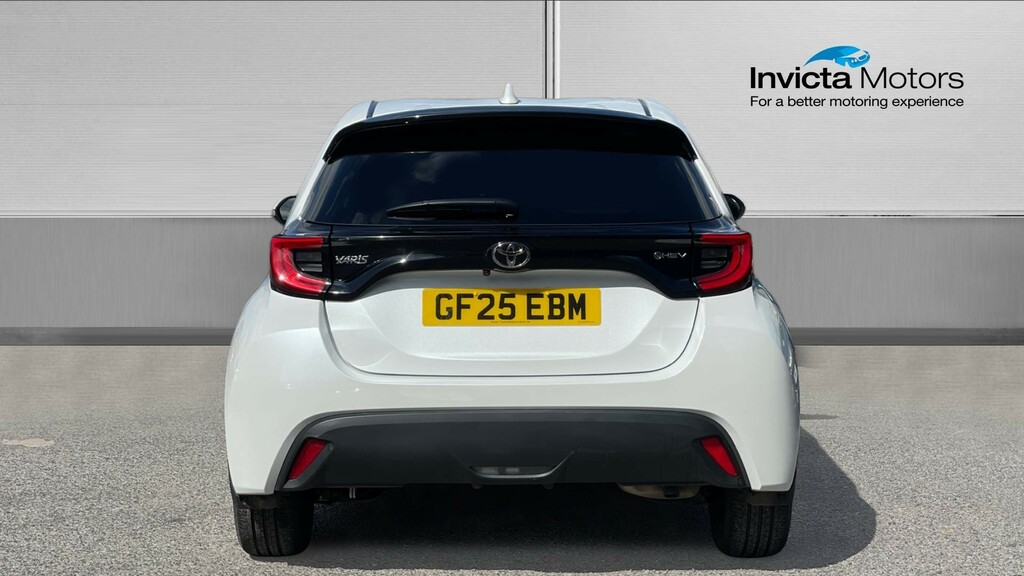 Toyota Yaris Design GF25EBM White #4
